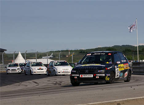 Dansk, svensk og DASU flag vejre over Sturup Raceway og OK Saxo Cuppens kamp om de gode pladser. Forrest Christian Jakobsen efterfulgt af Tommy Nygaard (skjult), Thomas Wulff, Leon Sørensen, Dan Birkelev og Jørn Vestergaard.